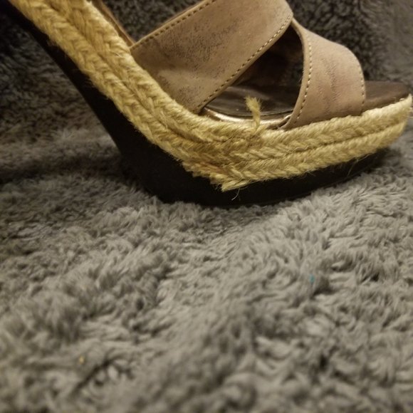 Very cute platform heels by Vera Wang - Picture 3 of 7